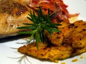 Pikant-fruchtige Hähnchenkeulen mit scharfen Polentaschnitten - Rezept