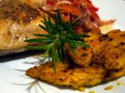 Pikant-fruchtige Hähnchenkeulen mit scharfen Polentaschnitten - Rezept