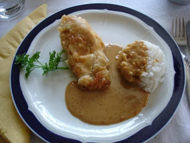 Rezept: Gebackene Hähnchenbrustfilets mit Erdnusssauce und Reis Gebackene Hähnchenbrustfilets mit Erdnusssauce und Reis - Rezept