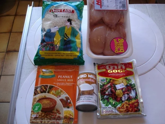 Rezept: Gebackene Hähnchenbrustfilets mit Erdnusssauce und Reis Bild Nr. 2 Gebackene Hähnchenbrustfilets mit Erdnusssauce und Reis - Rezept - Bild Nr. 2