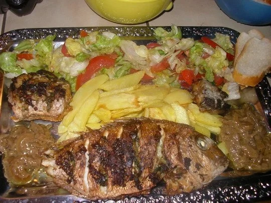 Rezept: Firree ( gegrillter Fisch mit Pommes,scharfen Zwiebeln und Salat) Bild Nr. 2 Firree ( gegrillter Fisch mit Pommes,scharfen Zwiebeln und Salat) - Rezept - Bild Nr. 2