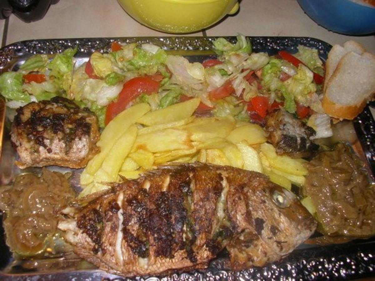 Firree gegrillter Fisch mit Pommes, scharfen Zwiebeln und Salat - 270 ...