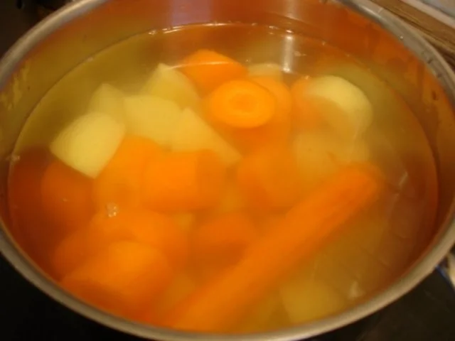 Rezept: Schlemmer-Filet à la Bordelaise mit Möhren-Kartoffelstampf und Rosenkohl Bild Nr. 6 Schlemmer-Filet à la Bordelaise mit Möhren-Kartoffelstampf und Rosenkohl - Rezept - Bild Nr. 6