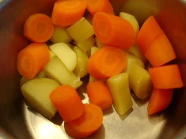 Rezept: Schlemmer-Filet à la Bordelaise mit Möhren-Kartoffelstampf und Rosenkohl Bild Nr. 8 Schlemmer-Filet à la Bordelaise mit Möhren-Kartoffelstampf und Rosenkohl - Rezept - Bild Nr. 8