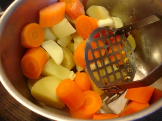 Rezept: Schlemmer-Filet à la Bordelaise mit Möhren-Kartoffelstampf und Rosenkohl Bild Nr. 9 Schlemmer-Filet à la Bordelaise mit Möhren-Kartoffelstampf und Rosenkohl - Rezept - Bild Nr. 9