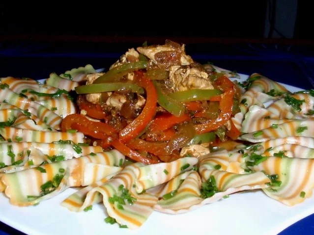 Farfalle mit Puten-Paprikastreifen - Rezept