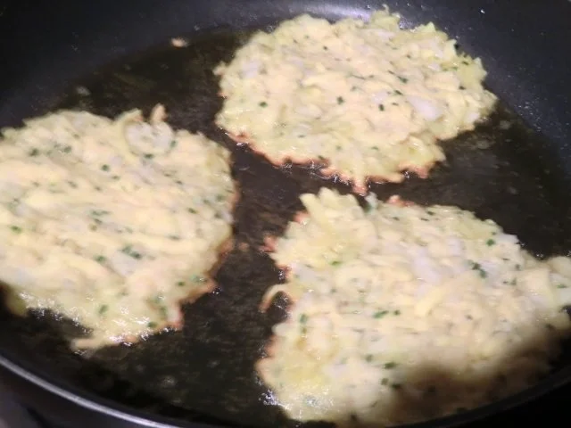 Rezept: Kartoffelpuffer mit Räucherlachs und Sahnemeerrettich Bild Nr. 4 Kartoffelpuffer mit Räucherlachs und Sahnemeerrettich - Rezept - Bild Nr. 4