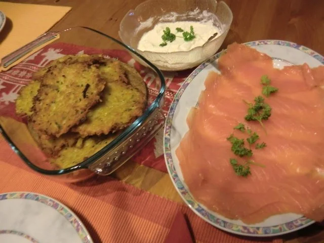 Rezept: Kartoffelpuffer mit Räucherlachs und Sahnemeerrettich Bild Nr. 6 Kartoffelpuffer mit Räucherlachs und Sahnemeerrettich - Rezept - Bild Nr. 6