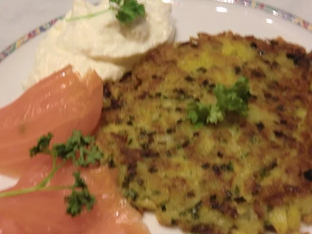 Rezept: Kartoffelpuffer mit Räucherlachs und Sahnemeerrettich Bild Nr. 7 Kartoffelpuffer mit Räucherlachs und Sahnemeerrettich - Rezept - Bild Nr. 7