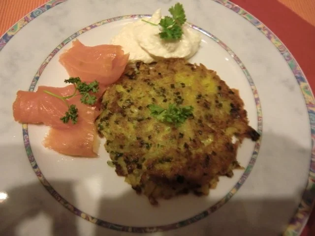 Rezept: Kartoffelpuffer mit Räucherlachs und Sahnemeerrettich Bild Nr. 8 Kartoffelpuffer mit Räucherlachs und Sahnemeerrettich - Rezept - Bild Nr. 8