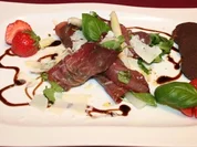 Rucola im Rinderschinkenmantel mit Spargelspitzen - Rezept