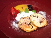 Kleine Pfannkuchen an Fruchtspiegel mit Sahne - Rezept
