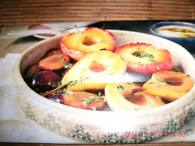 Rezept: Karamell-Früchte mit Rosmarin-Joghurt-Creme Karamell-Früchte mit Rosmarin-Joghurt-Creme - Rezept