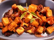 Knuspriger Tofu mit roten Zwiebeln - Rezept