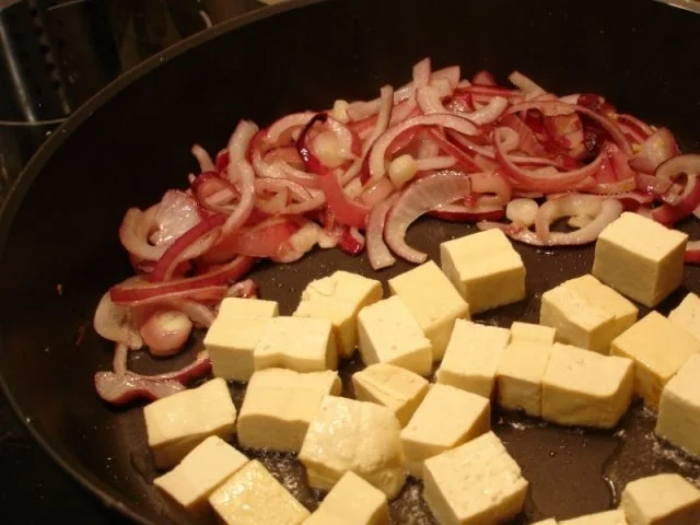 Rezept: Knuspriger Tofu mit roten Zwiebeln Bild Nr. 4 Knuspriger Tofu mit roten Zwiebeln - Rezept - Bild Nr. 4