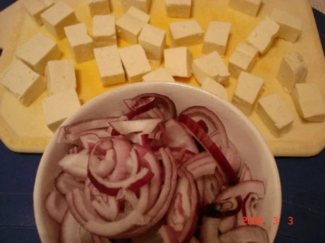 Rezept: Knuspriger Tofu mit roten Zwiebeln Bild Nr. 3 Knuspriger Tofu mit roten Zwiebeln - Rezept - Bild Nr. 3