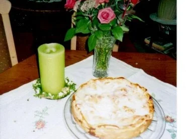 Gedeckter Apfelkuchen mit Rosinen - Rezept