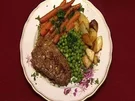 Düsseldorfer Senfrostbraten mit Bratkartoffeln, Erbsen, Möhrchen und Salat (Cindy & Bert) - Rezept