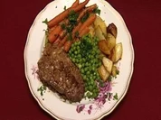 Düsseldorfer Senfrostbraten mit Bratkartoffeln, Erbsen, Möhrchen und Salat (Cindy & Bert) - Rezept