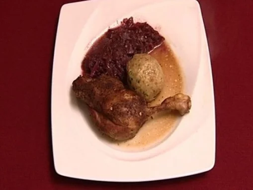 Entenkeulen mit Blaukraut und Semmelknödeln (Michael Holm) - Rezept