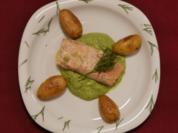 Rezept: Lachs auf Grüner Soße mit Schwenkkartoffeln (Radost Bokel) Lachs auf Grüner Soße mit Schwenkkartoffeln (Radost Bokel) - Rezept