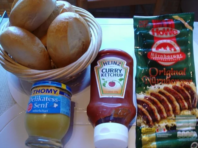 Rezept: Bratwürstchen im Semmel Bild Nr. 4 Bratwürstchen im Semmel - Rezept - Bild Nr. 4