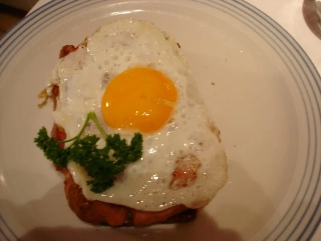 Brot mit gebratenem Leberkäse und Spiegelei - Rezept
