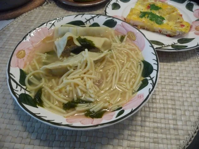 Rezept: Resteverwertung : Nudliges in Gemüsebrühe Resteverwertung : Nudliges in Gemüsebrühe - Rezept