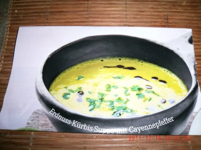 Rezept: Erdnuss-Kürbis-Suppe mt Cayennepfeffer Erdnuss-Kürbis-Suppe mt Cayennepfeffer - Rezept
