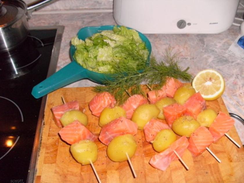 Kartoffel-Lachs-Spiesschen mit Dillsoße - Rezept - kochbar.de