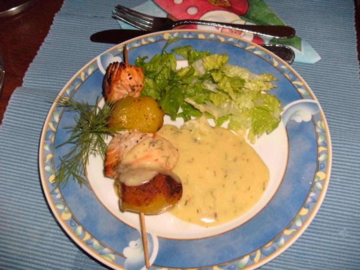 Kartoffel-Lachs-Spiesschen mit Dillsoße - Rezept - kochbar.de