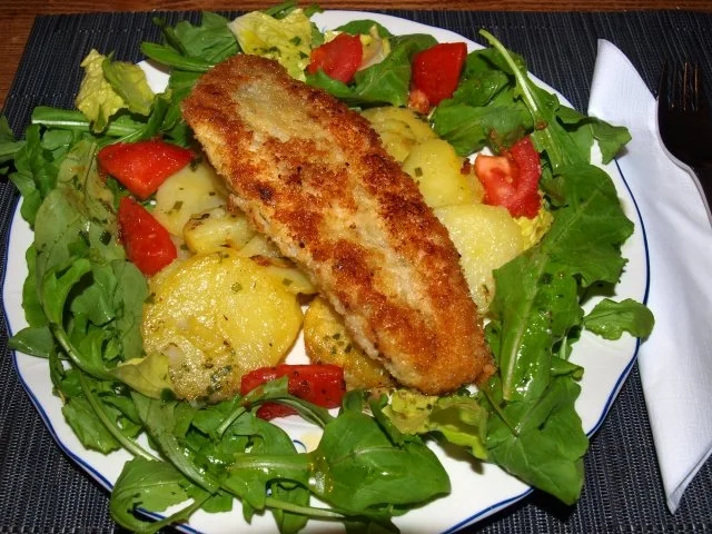 Rezept: Rotbarschfilets mit lauwarmem Röstkartoffelsalat im Rucolakranz Rotbarschfilets mit lauwarmem Röstkartoffelsalat im Rucolakranz - Rezept