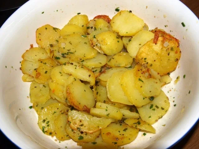 Rezept: Rotbarschfilets mit lauwarmem Röstkartoffelsalat im Rucolakranz Bild Nr. 2 Rotbarschfilets mit lauwarmem Röstkartoffelsalat im Rucolakranz - Rezept - Bild Nr. 2