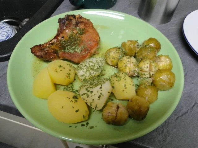 Rezept: Rosenkohl mit Kartoffeln und Schweinekottelet "Auflauf ohne Fett" "Vor dem großen Fressen" Rosenkohl mit Kartoffeln und Schweinekottelet "Auflauf ohne Fett" "Vor dem großen Fressen" - Rezept