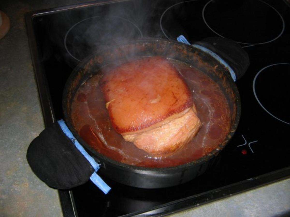 Bilder für Schweinebraten mit Schweinebraten oder Krustenbraten und ca.1 Ltr. Gemüsebrühe - Rezept