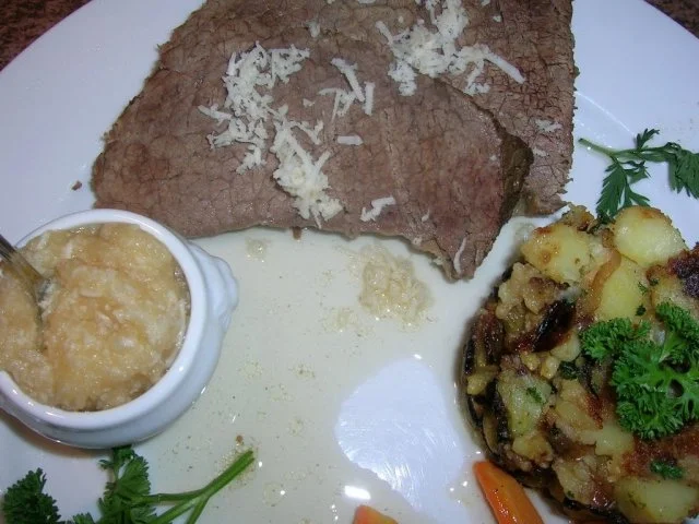 Rezept: Tafelspitz (jedoch angebraten) mit Kartoffelschmarrn und Apfelkren Bild Nr. 2 Tafelspitz (jedoch angebraten) mit Kartoffelschmarrn und Apfelkren - Rezept - Bild Nr. 2