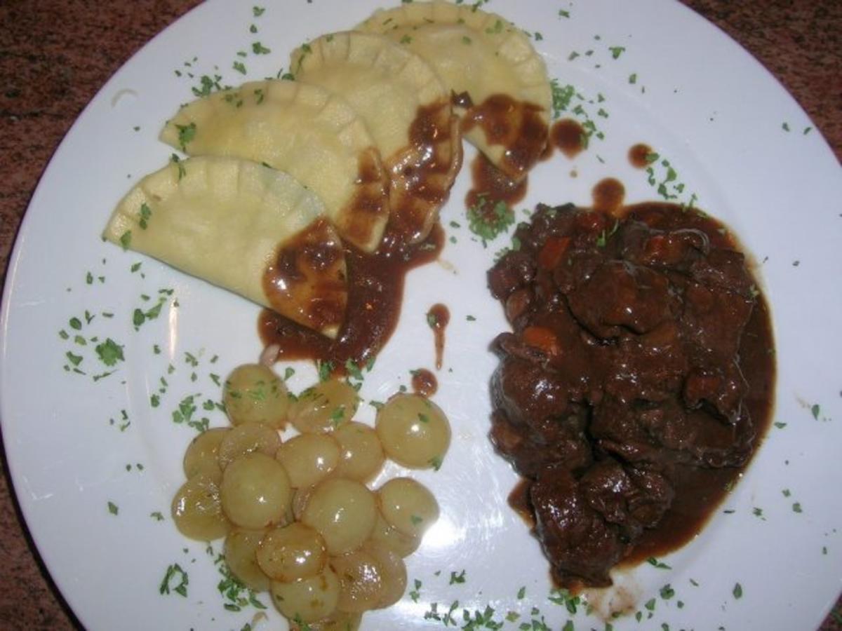 Hirschragout in Rotweinsauce,  karamellisierten Trauben +selbstgemachten Steinpilz-Ravioli - Rezept - Bild Nr. 3