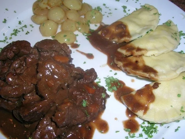 Hirschragout in Rotweinsauce,  karamellisierten Trauben +selbstgemachten Steinpilz-Ravioli - Rezept - Bild Nr. 2