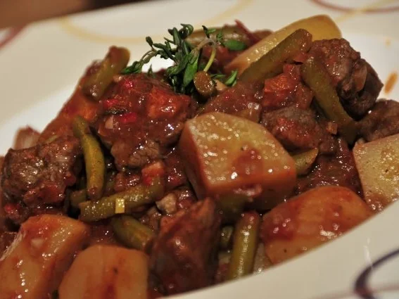 feurige Schmorpfanne mit Rotwein - Rezept