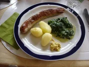 Frische Rost-Bratwurst mit Rahm-Spinat und Kartoffeln - Rezept