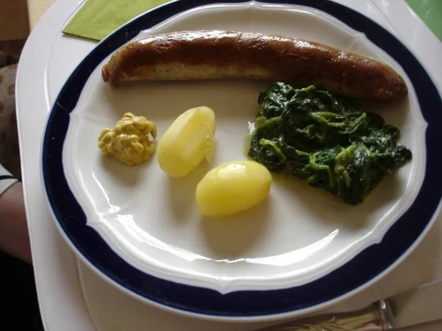 Rezept: Frische Rost-Bratwurst mit Rahm-Spinat und Kartoffeln Bild Nr. 10 Frische Rost-Bratwurst mit Rahm-Spinat und Kartoffeln - Rezept - Bild Nr. 10