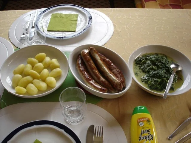 Rezept: Frische Rost-Bratwurst mit Rahm-Spinat und Kartoffeln Bild Nr. 9 Frische Rost-Bratwurst mit Rahm-Spinat und Kartoffeln - Rezept - Bild Nr. 9