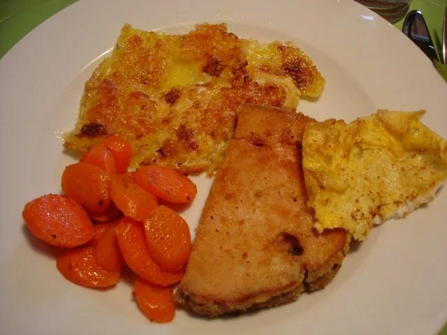 Rezept: Gebackener Leberkäse mit glasierten Möhren und Kartoffelgratin Gebackener Leberkäse mit glasierten Möhren und Kartoffelgratin - Rezept