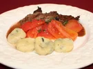 Chianti-Braten mit Tomatengemüse und Oliven-Gnocchi - Rezept