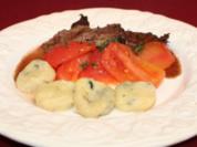Chianti-Braten mit Tomatengemüse und Oliven-Gnocchi - Rezept