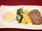 Tafelspitz mit Wirsing-Senf-Gemüse, dazu Zitronenkartoffeln und weiße Schokoladensoße - Rezept