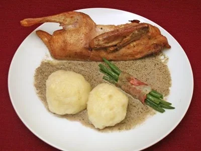 Rezept: Wildente mit scharfer Rotweinsoße, Kartoffelklöße und Bohnen im Speckmantel Wildente mit scharfer Rotweinsoße, Kartoffelklöße und Bohnen im Speckmantel - Rezept