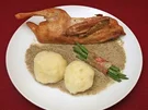 Wildente mit scharfer Rotweinsoße, Kartoffelklöße und Bohnen im Speckmantel - Rezept