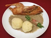 Wildente mit scharfer Rotweinsoße, Kartoffelklöße und Bohnen im Speckmantel - Rezept