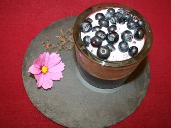 Blaubeer-Macadamia-Cheesecake mit Zimtblüten - Rezept
